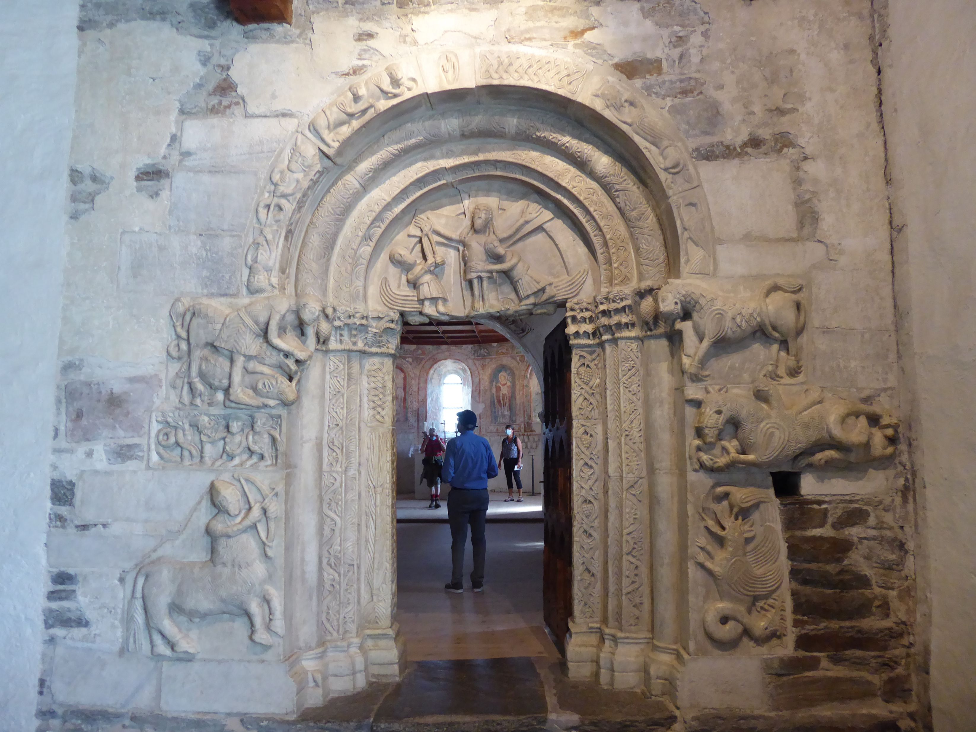 Romanisches Portal im Schloss Tirol
